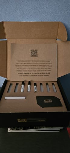 Recensore mostra la confezione aperta del Set campioni orientali e legnose con tre campioni visibili all'interno.