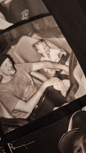 Nahaufnahme eines aufgedruckten Fotos auf dem personalisierten T-Shirt des Kunden, das einen Knick mit leichten Rissen zeigt.