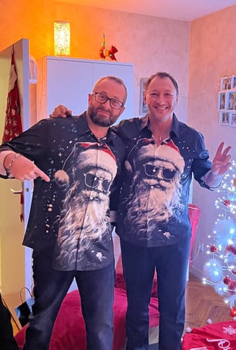 Customer photo review of Chemise à manches longues pour homme avec Père Noël cool pour les fêtes de Noël