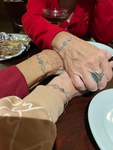 Customer photo review of For Sisters 1-10 Three-Dimensional Birth Flowers Bracelet