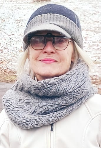 Customer who reviewed Meraki Blu Methylene Blue, shown in a close-up outdoor portrait.