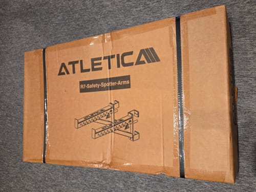 Verpackung für die R7 Spotter Arms, wie sie vom Kunden bei der Lieferung erhalten wurde.