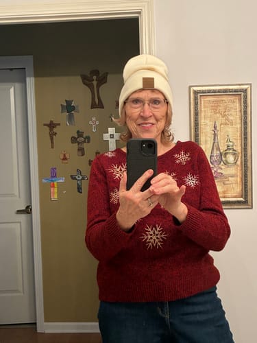 Reviewer wearing the cuffed Baylor Beanie in sweet cream in a mirror selfie.