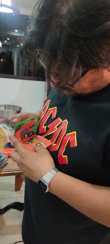 Cliente con su reloj Casio Vintage plateado en la muñeca mientras mira el manual estilo cómic.