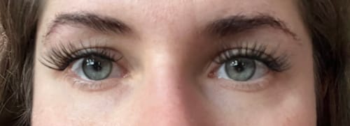 Nahaufnahme der Augen einer Kundin, die die langen, voluminösen THE ICONIC MAXI Wimpern trägt.