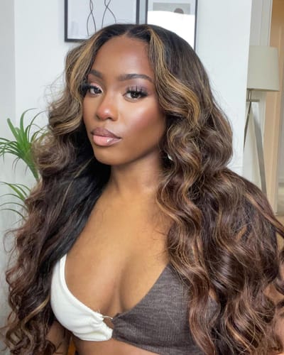 Customer photo review of Blonde Highlighted Glueless Wig Undetectable Knots 5x5 Swiss HD Pre-Cut Lace