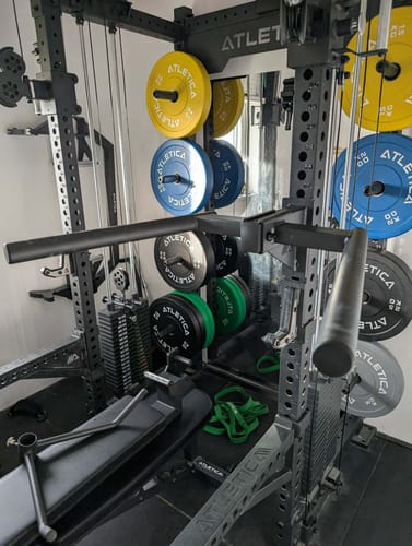 Der glatte R8 Dip-Barren eines Kunden, montiert an einem Power-Rack in einem Home-Gym.