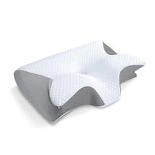 Vásárló ergonomikus anatómiai párnája, fehér és szürke színben, fehér háttér előtt.