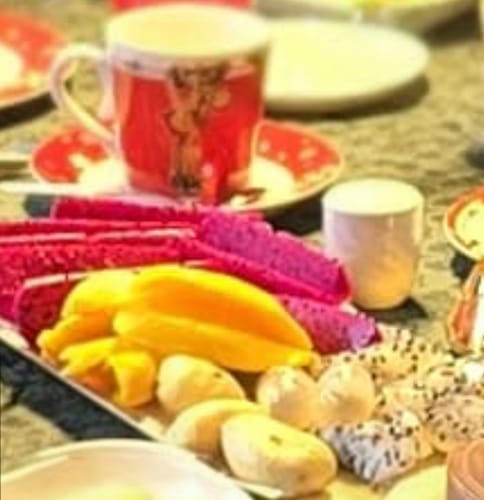 Nahaufnahme vom bunten Teller eines Kunden mit aufgeschnittenen exotischen Früchten aus einer gemischten Kiste.