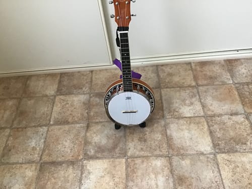 Customer photo review of SUVM-A100BK Foldable A-frame stand for Ukulele