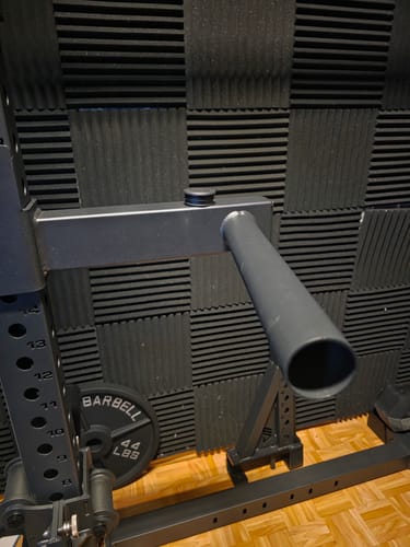 Nahaufnahme der vom Rezensenten montierten schwarzen R7 Dip Station an einem Fitness-Rack.