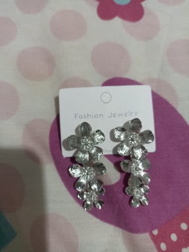Customer photo review of Aretes largos de flores plateadas