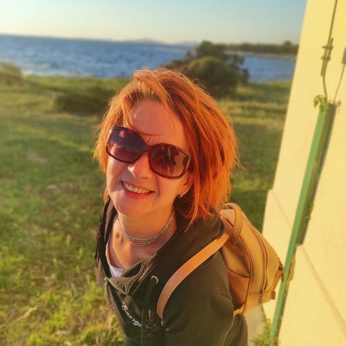 Reviewer showing her shiny, vibrant red hair after using the Instant Dye Shampoo.