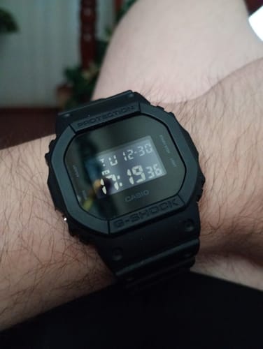 Primer plano del reloj Casio G-Shock negro en la muñeca de un cliente, ilustrando su tamaño.