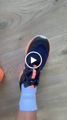 Customer video review of Asics Novablast 5 Lite Show Hombre Lite Show Orange Pop