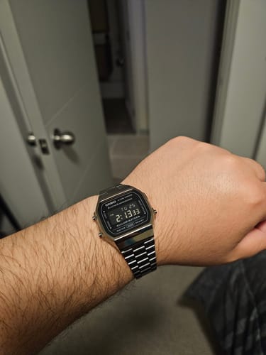 Cliente mostrando su reloj Casio Vintage A168WGG-1BDF en la muñeca.