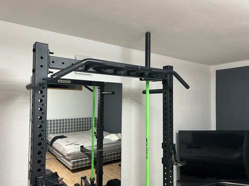 Die R8 Klimmzugstange eines Kunden, montiert auf einem Rack, zeigt die verschiedenen Griffmöglichkeiten.