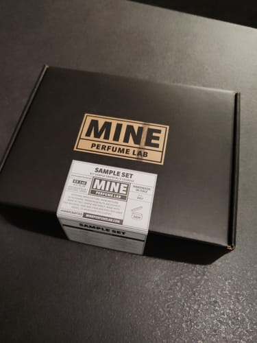 Un cliente mostra la confezione nera del Set campioni orientali e legnose ancora chiusa.