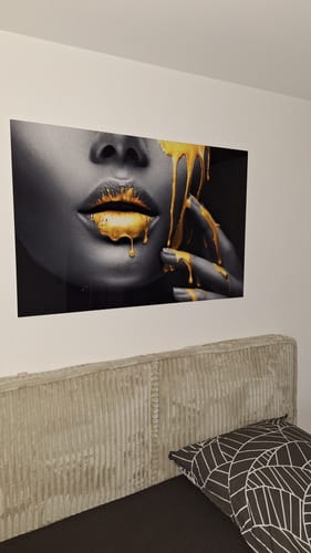 Customer photo review of Acrylglasbild Goldene Lippen Querformat