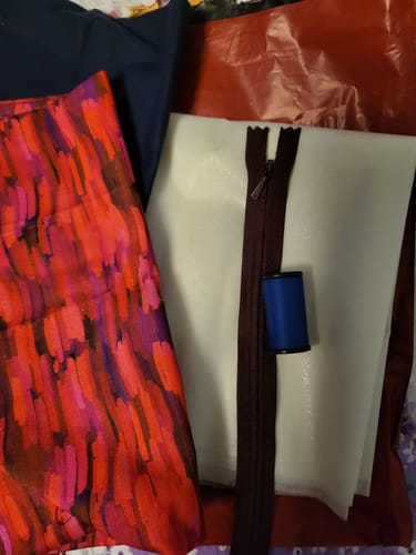 Reviewer's Free DIY Bag Bundle with its printed and plain fabrics, zip, thread, and interfacing.
