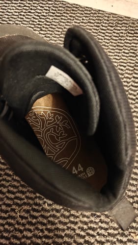 Asiakkaan ruskea Vaistoa-lämpöpohjallinen, koko 44, mustan kengän sisällä.