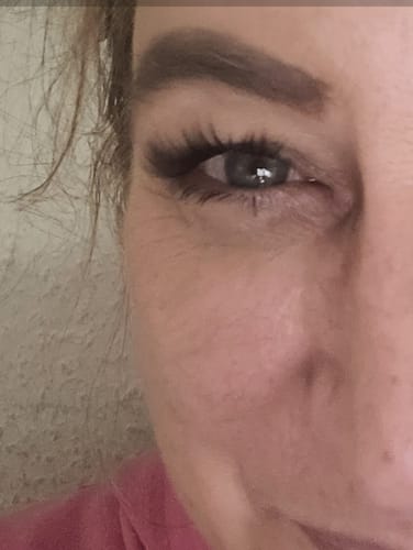 Nahaufnahme des Auges einer Kundin, die das PRETTY WOMEN STARTER KIT mit langen Wimpern trägt.