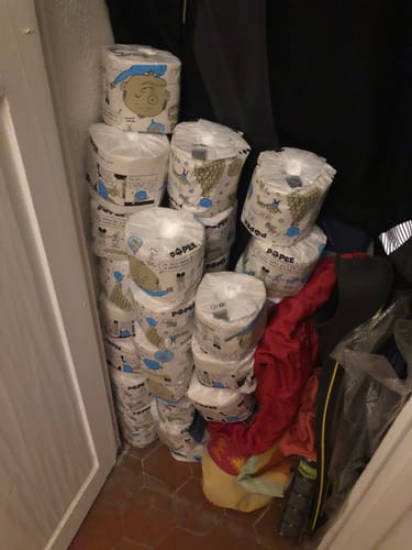 Avis d'un client montrant un grand stock de rouleaux d'essuie-tout ultra-absorbants empilés dans un coin.