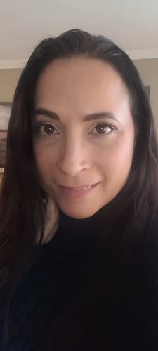 Customer shows her dark, even-toned hair after using the Instant Dye Shampoo to cover her roots.