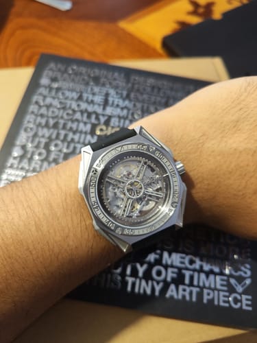 Cliente mostrando su reloj Ciga Design M Series en la muñeca, con una caja de acero y esfera de esqueleto.