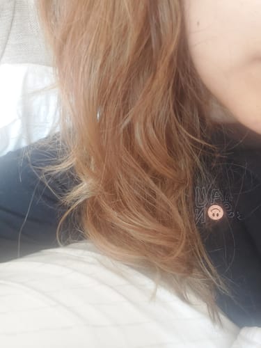 Primer plano del cabello de una clienta que se ve suave y saludable después de usar Hair Power.