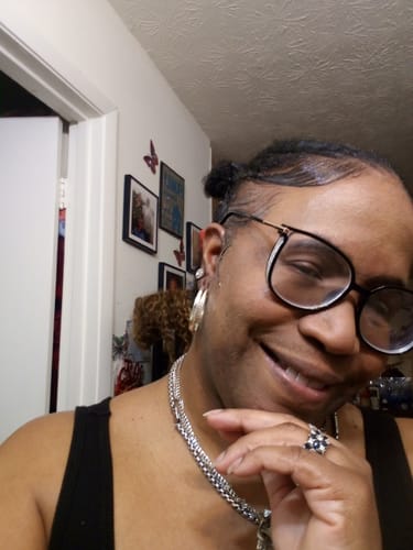 A smiling reviewer shows off their hairline and new hair growth after using Good Growth Capsules.