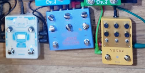 Das gelbe Donner Yellow Fall II Effektpedal eines Rezensenten auf einem Pedalboard neben anderen Pedalen.