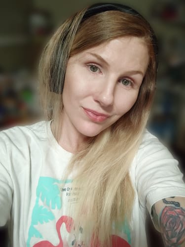 Customer selfie showing smooth, clear skin results from using The Micro Infusion System™.