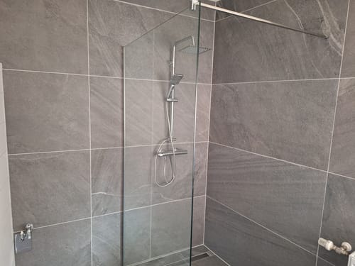 Customer photo review of SONNI Walk In/ Begehbare Dusche Duschabtrennung Duschwand Nano Klarglas Glasstärke 8mm Breite 70-120cm