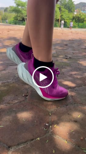 Customer video review of Asics Novablast 4 Mujer Fucsia Bold