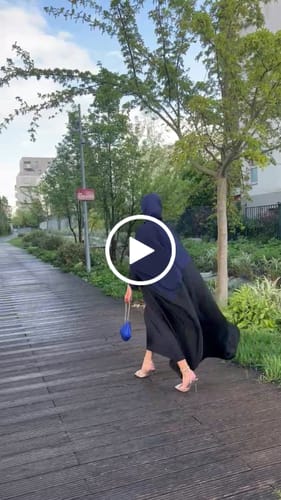 Customer video review of ABAYA LAYANA BLACK