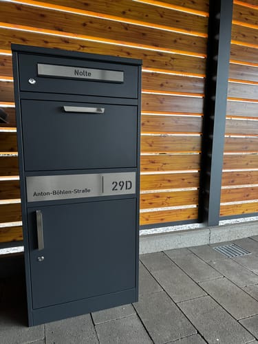 Customer photo review of AlbersDesign Stand-Paketbox PB1 anthrazit (RAL7016) personalisiert mit Edelstahl-Schild