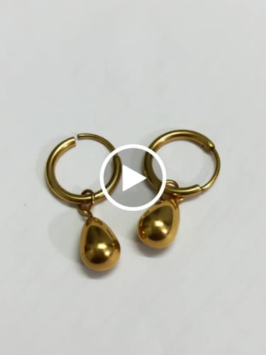 Customer video review of Waterdrop Hoop Earrings