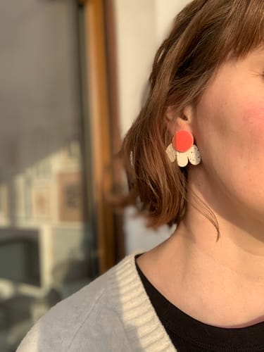 Alice T. review of Boucles d'oreilles Pétale, rose corail et blanc moucheté image 1 out of 1