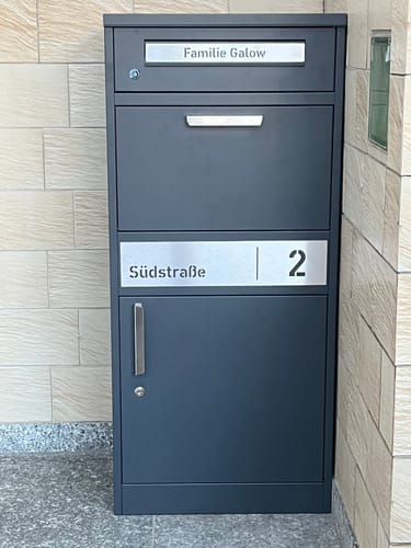 Customer photo review of AlbersDesign Stand-Paketbox PB1 anthrazit (RAL7016) personalisiert mit Edelstahl-Schild