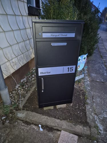 Customer photo review of AlbersDesign Stand-Paketbox PB1 Schwarz (RAL9005) personalisiert mit Edelstahl-Schild