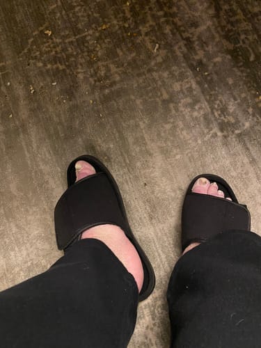 Customer photo review of Beltwell® - Unisex Super-Wide & Adjustable Edema Slippers