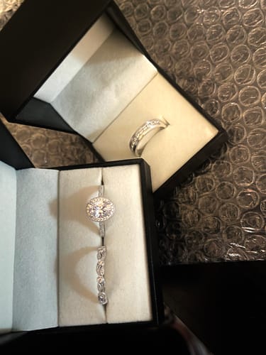 Customer photo review of Louily Vintage Leaf & Vine Art Deco Halo Oval Cut Ring Set