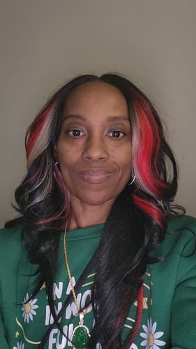 Customer photo review of Outre Perfect Hairline Glueless Hand-Tied 13x6 HD Lace Front Wig - JAYLIN