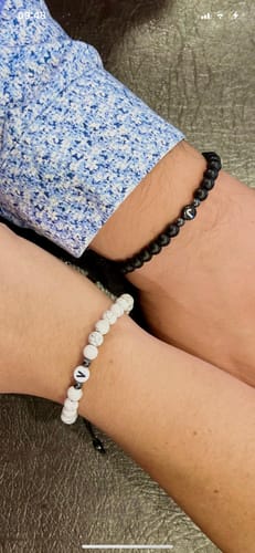Reseña con foto de un cliente sobre Pulseras de Piedras Naturales con Iniciales