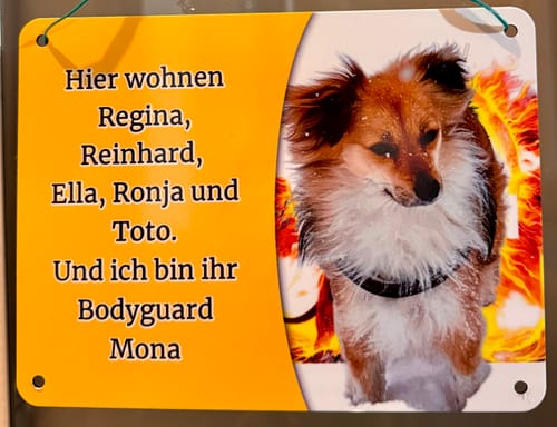 Customer photo review of Hunde-Türschild personalisiert mit Foto & Text (UV- und wetterfest)