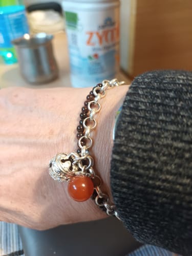 Customer photo review of Bracciale con granato rosso e campana