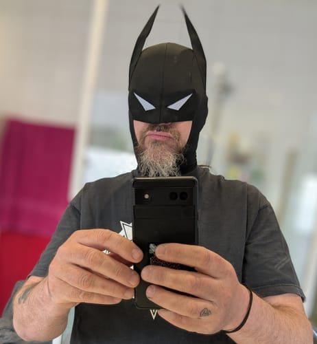 Customer photo review of Batman Maske Bruce Wayne Latex Helm Maske Halloween Karneval Kostüm Requisiten