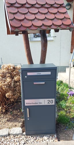 Customer photo review of Paketbox PB1 mit Briefkasten | anthrazit - RAL7016 | personalisiert mit Edelstahl-Schild