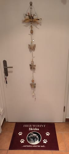 Anett I. review of Hier wohnt - Individuelle Haustier Fußmatte image 1 out of 2